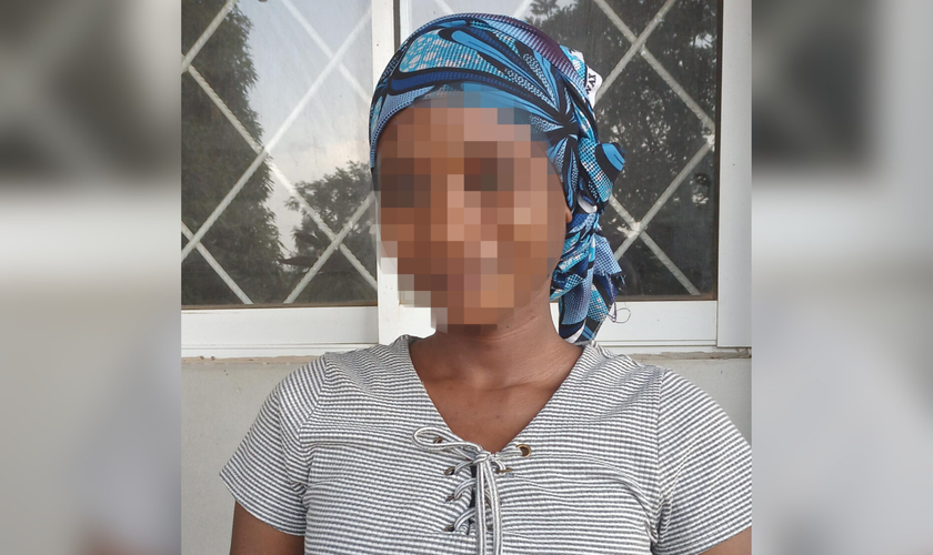 Sarah, jovem cristã que foi presa após deixar o islamismo e se converter ao cristianismo na Nigéria. (Foto: ADF International)