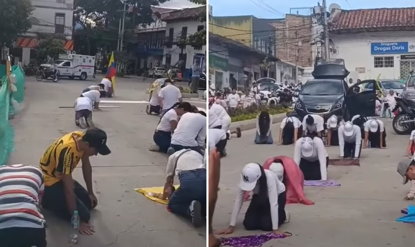 Os cristãos de joelhos nas ruas da Colômbia. (Foto: Reprodução/Instagram/TVO Xela)