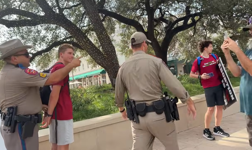 Oficiais do Texas prendendo evangelistas de rua em San Antonio em 15 de agosto de 2026. (Captura de tela/YouTube/@Texas 2A Advogado CJ Grisham)