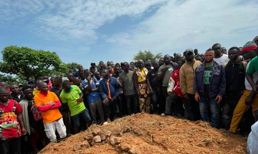 Moradores se reúnem durante o sepultamento de vítimas de ataque no estado de Plateau, na Nigéria. (Foto: ICC)