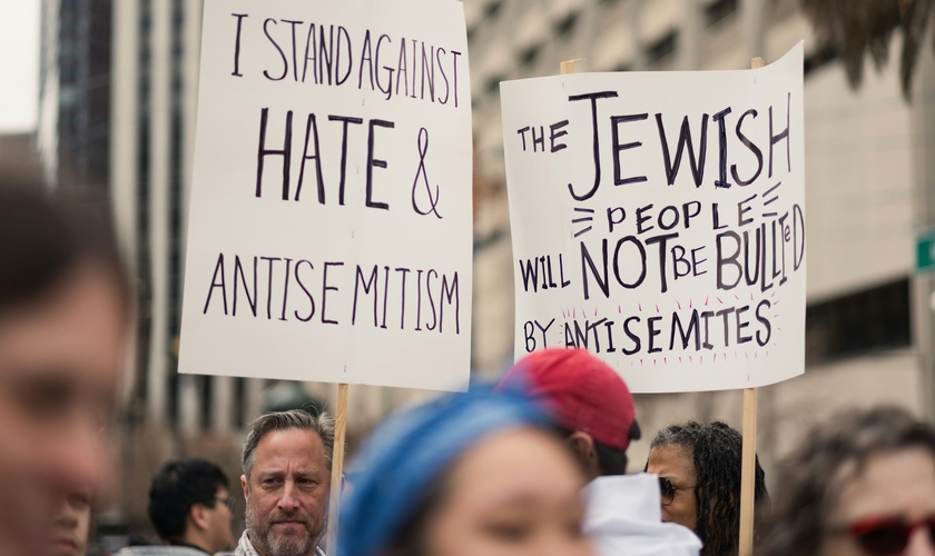 Manifestantes seguram cartazes contra o antissemitismo e em apoio ao povo judeu durante ato público. (Foto representativa: Levi Meir Clancy / Unsplash)