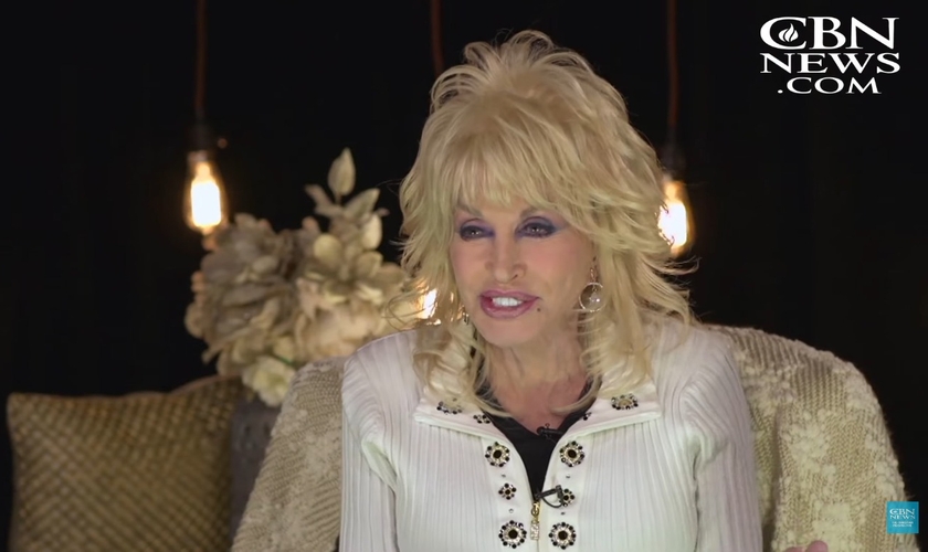 Dolly Parton. (Foto: Reprodução/YouTube/CBN News).