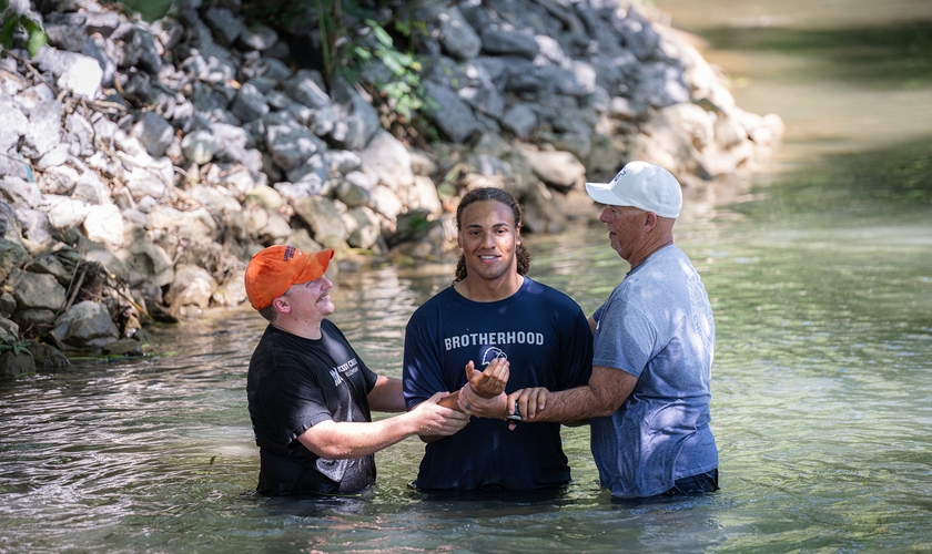 Kris Mandy, calouro da Carson-Newman, é batizado em Mossy Creek. (Foto: Carson-Newman University)