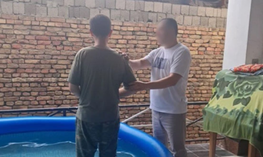 Muhat durante seu batismo secreto na Ásia Central. (Foto: Portas Abertas)