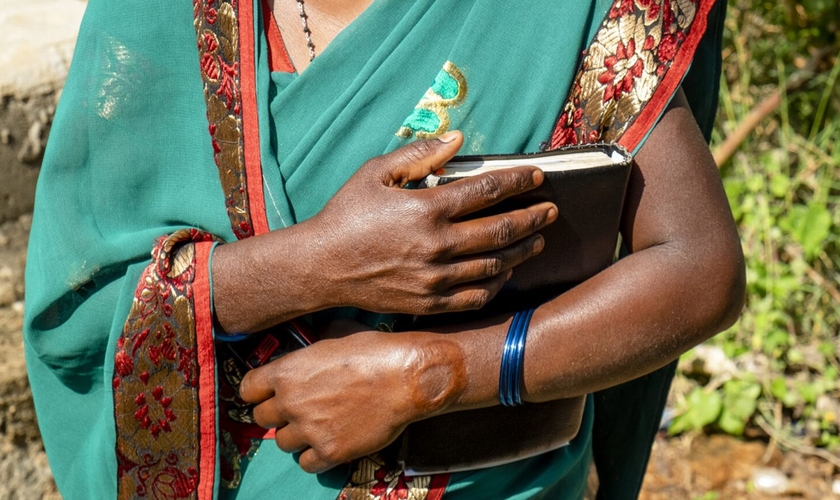 Muitas mulheres têm encontrado Jesus e mudado de vida. (Foto: Reprodução/IMB)