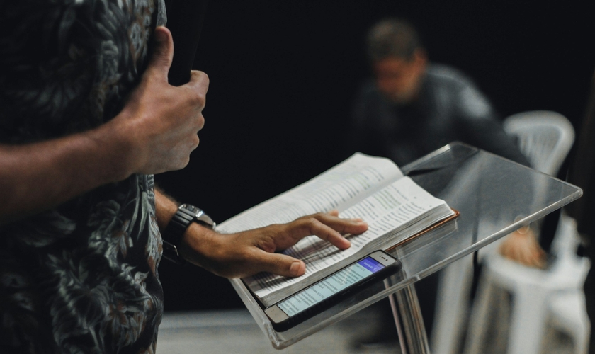 Pesquisa aponta que pastores defendem cautela no uso da IA para interpretar as Escrituras. (Foto: Unsplash / Nicholas Benaya)