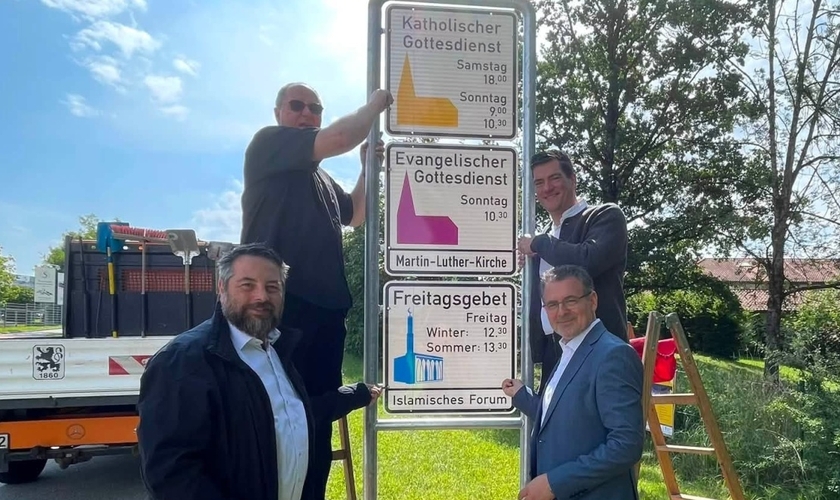 Placas informam horários de orações católicas, protestantes e muçulmanas. (Foto: Mesquita de Penzberg)