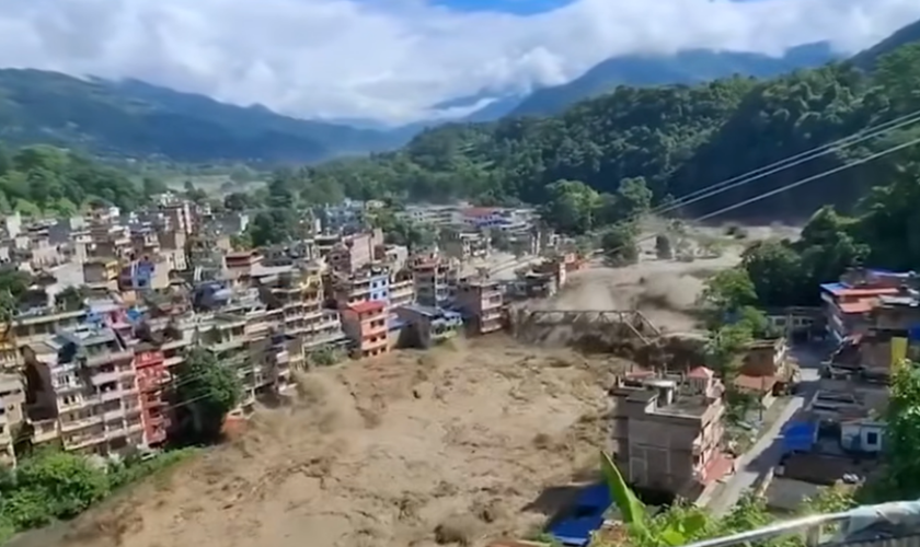 Enchente repentina e violenta avança sobre construções no Nepal, deixando dezenas de mortos. (Captura de tela/YouTube/BBC)