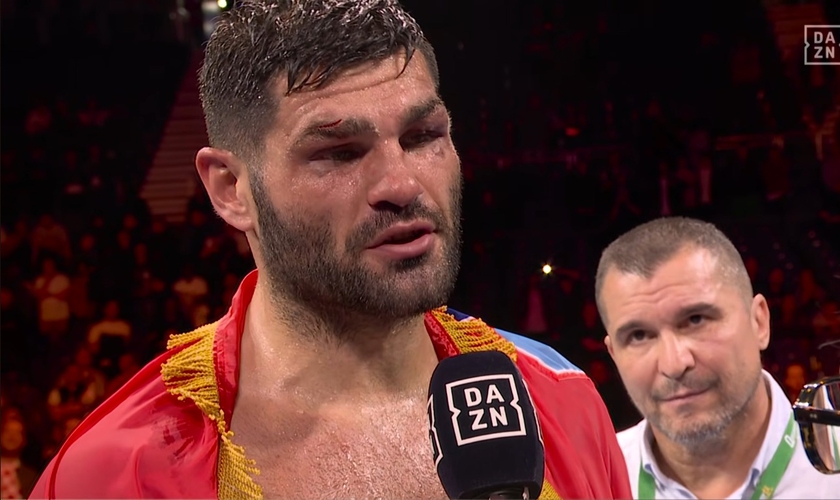 Filip Hrgović exaltou a Deus após a vitória. (Foto: Reprodução/YouTube/ DAZN Boxing).