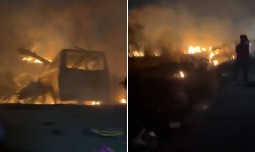 O micro-ônibus foi destruído pelo fogo após a colisão. (Foto: Reprodução/Correio da Manhã)