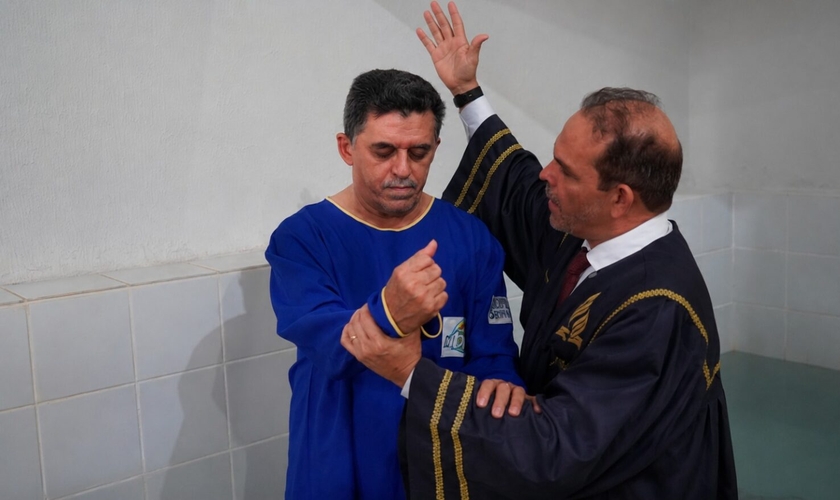 O batismo de Erisvaldo Silva. (Foto: Reprodução/Notícias Adventistas)
