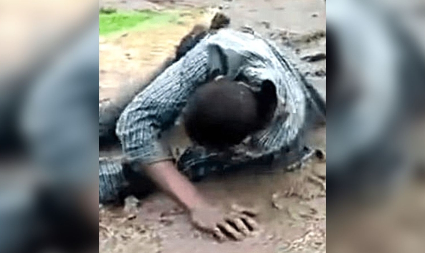 Kibirige Abumusa após ser espancado pelos filhos. (Foto: Reprodução/Morning Star News) 