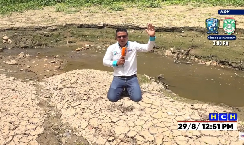 O jornalista Bridel Euceda orou à beira de um rio seco. (Foto: Reprodução/YouTube/HCTV En Vivo).