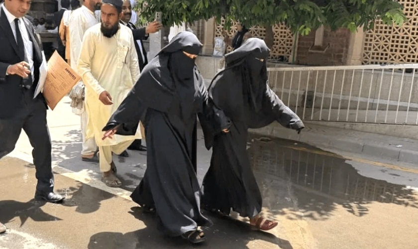 Neha Faqir (à direita) em traje islâmico a caminho do tribunal em Lahore. (Foto: CSI).