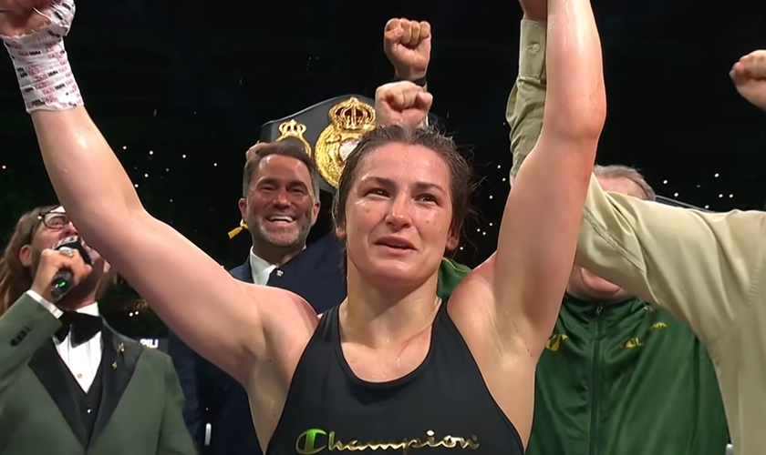 Katie Taylor comemora a vitória em sua última luta profissional, no Croke Park, em Dublin. (Captura de tela/YouTube/DAZN Boxing)