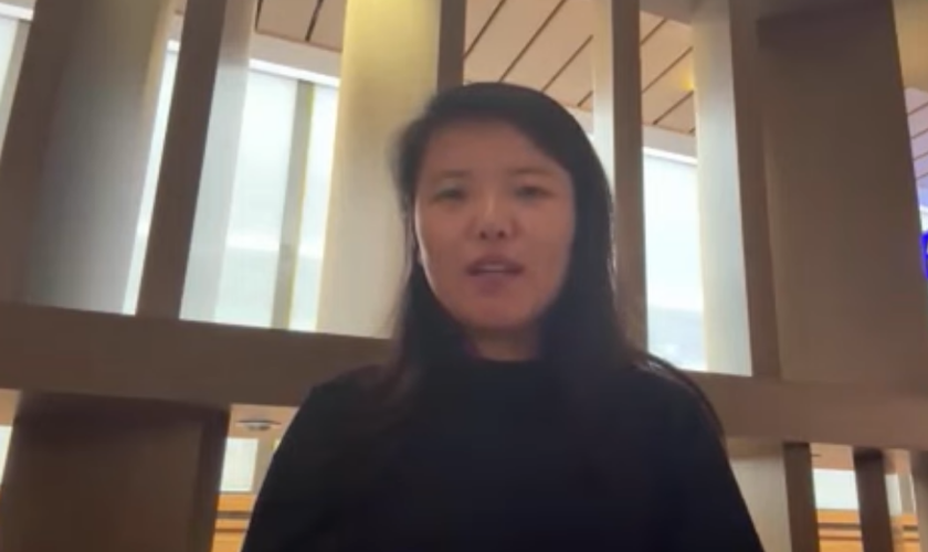 Ruth Wang chega ao Aeroporto Internacional de Taoyuan, em Taiwan. (Captura de tela/YouTube/AP)