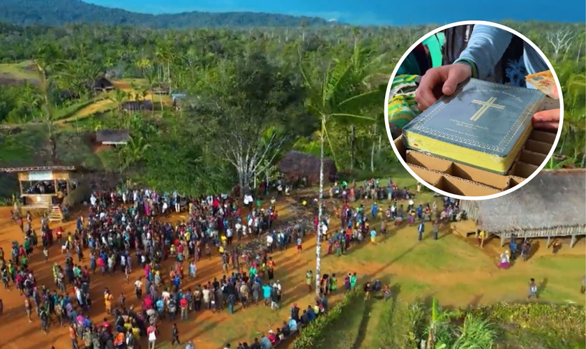 Moradores de uma região remota de Papua-Nova Guiné se reúnem para receber o Novo Testamento traduzido para a língua Onobasulu. (Captura de tela/CBN News)