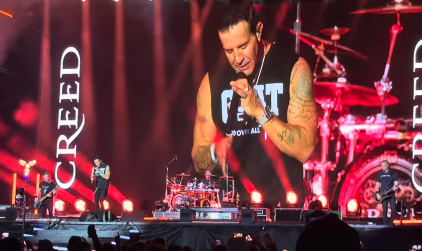 Scott Stapp, vocalista da banda Creed, durante apresentação em que falou sobre sua fé em Jesus. (Captura de tela/YouTube/Avery Kohlwes)