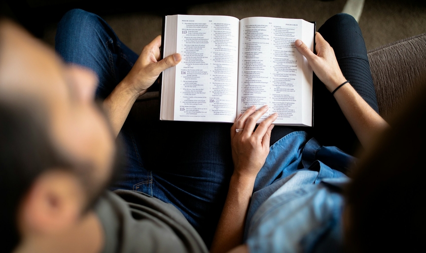 Segundo pesquisa, 50,4% dos evangélicos entrevistados afirmam ler a Bíblia todos os dias. (Foto representativa: Cassidy Rowell / Unsplash)