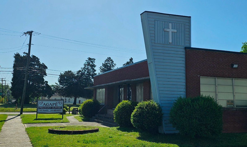 Sede da Agape Pregnancy Support Services, em Fayetteville, na Carolina do Norte, que funciona no prédio de uma antiga clínica de aborto. (Foto: LifeNews)  