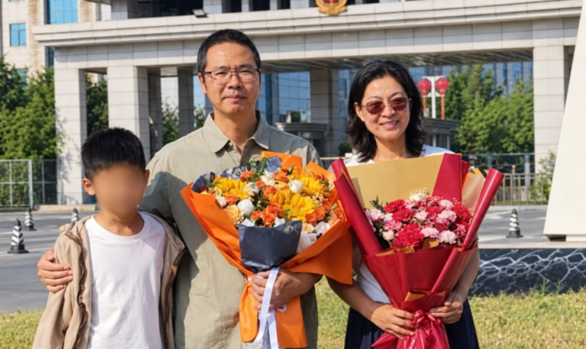 O pastor Lian Xuliang, recentemente libertado, aparece ao lado de sua família em Xi’an, na província de Shaanxi, China. (Foto: ChinaAid)