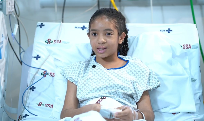 Safira agradecendo a Deus no hospital. (Foto: Reprodução/g1/Fantástico)