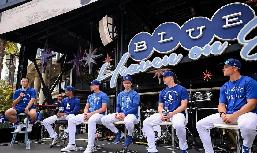 Da esquerda para a direita: jogadores dos Dodgers Tommy Edman, Mookie Betts, Blake Treinen, Justin Wrobleski, Evan Phillips e Alex Call durante o Faith Day, em 20 de setembro de 2026. (Foto: Instagram/acad_8)