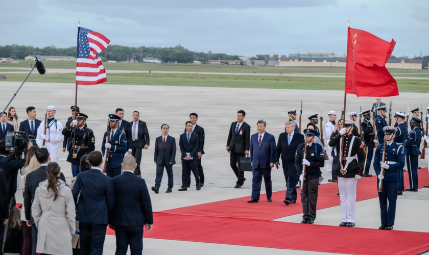 Trump e Xi Jinping durante a cerimônia de boas-vindas ao presidente chinês na Joint Base Andrews, em Maryland, nesta quarta-feira (23). (Foto: Senior Airman Gabriel Jones/U.S. Air Force).