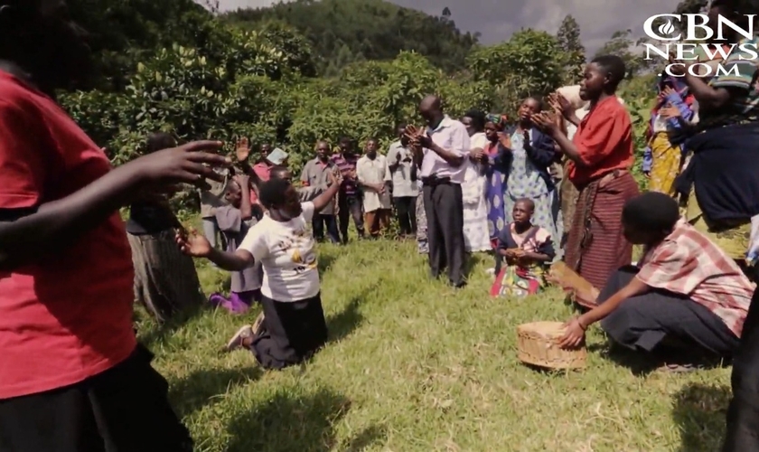 Dezenas de pessoas do povo Batwa já foram batizados em Uganda. (Foto: Reprodução/CBN News).