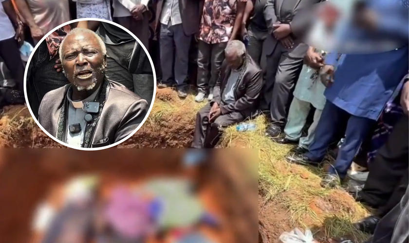 Pastor Ezekiel Dachomo, desolado, sentado à beira da cova com os corpos de três membros de sua igreja. (Captura de tela/YouTube/No Weapon Ministries)
