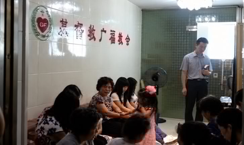 Membros da Guangfu Church durante uma reunião da igreja doméstica em Guangzhou, na China. (Foto: ChinaAid)
