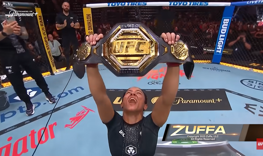 Após a entrevista, Natália Silva se ajoelha no octógono e grita: “Obrigada, Jesus!”. (Captura de tela/YouTube/UFC)