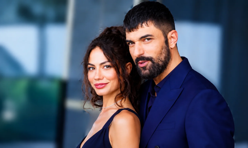 Demet Özdemir (Farah Erşadi) e Engin Akyürek (Tahir Lekesiz), protagonistas da série Meu Nome é Farah. (Foto: Divulgação) 