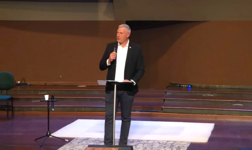 Rafael Rozenszajn durante palestra na Igreja Batista em Perdizes, em São Paulo. (Foto: Silas Anastácio)