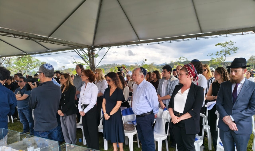 Cerimônia no Cemitério Israelita do Embu, em São Paulo, homenageia as vítimas do massacre de 7 de Outubro em Israel. (Foto: Silas Anastácio)