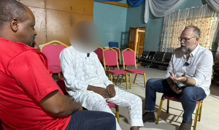 Os homens são discipulados e integrados a igrejas clandestinas no país. (Foto: Reprodução/Baptist Press)