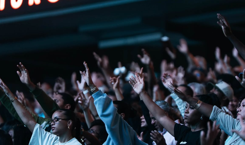 Multidão de cristãos participa de noite de oração e adoração no AT&T Stadium, no Texas, EUA. (Foto: Instagram/2819Church)