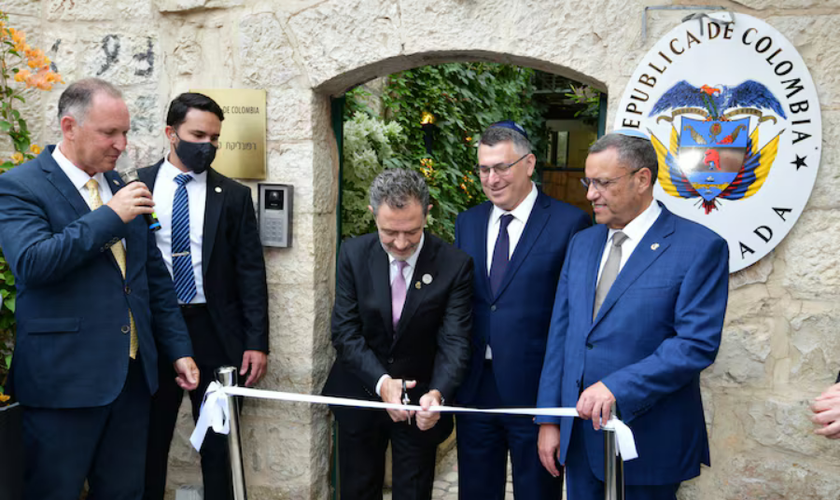 O chanceler colombiano Omar Bula corta a fita enquanto Gideon Saar observa na inauguração da embaixada da Colômbia em Jerusalém, em 14 de outubro de 2026. (Foto: Rafi Ben Hakoon / GPO)