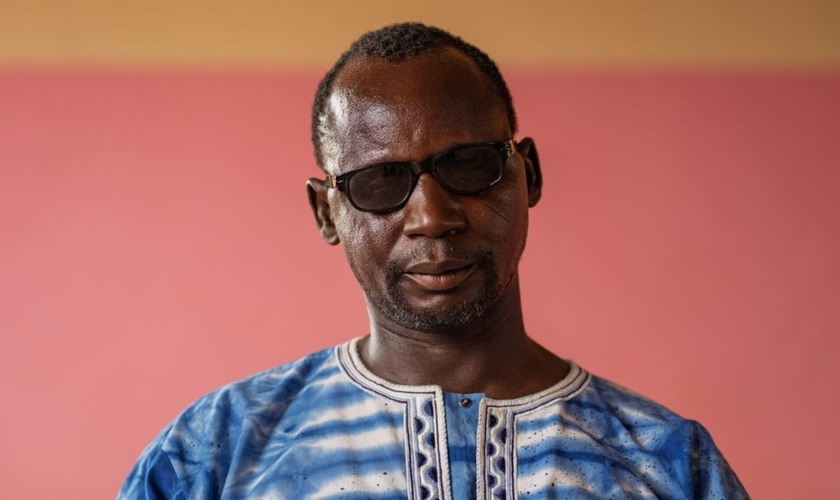 Adama ficou cego devido a um problema degenerativo. (Foto: Reprodução/Global Christian Relief)