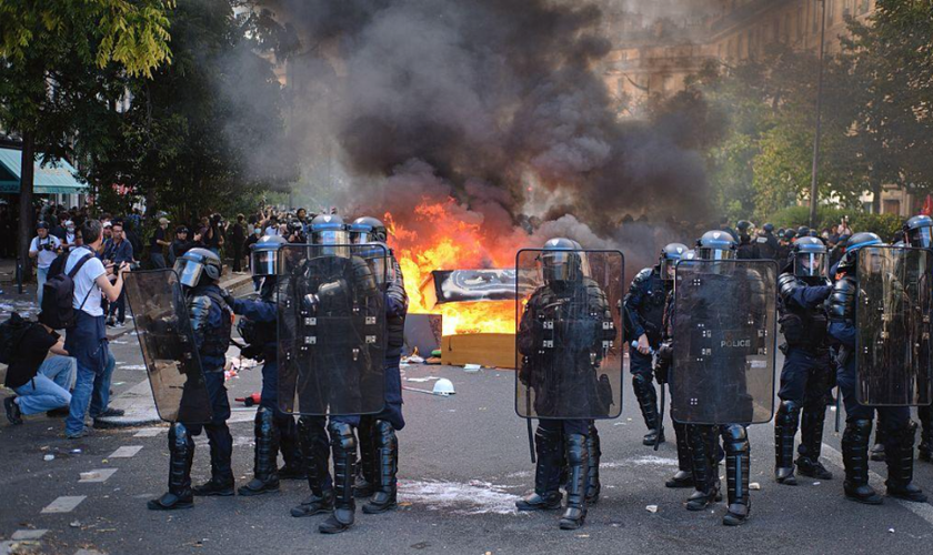 Protestos contra o aumento do custo de vida provocaram confrontos, saques e incêndios em diversas cidades francesas. (Foto: Jorge Jaramillo / Wikimedia Commons)