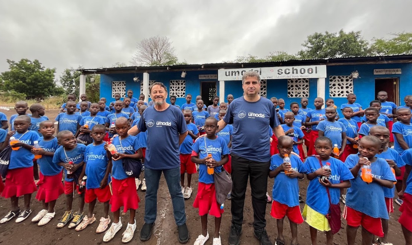 Pastores Marcos Corrêa e Elias Caetano com crianças atendidas pela Escola Umodzi, na África. (Foto: Arquivo pessoal)