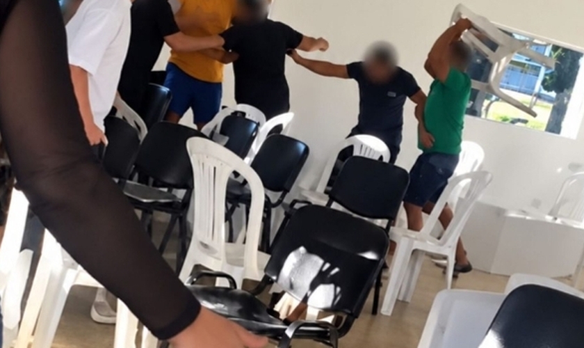 Momento em que um dos invasores levanta uma cadeira durante tumulto em igreja de Itu (SP). (Captura de tela/Voz Itu)