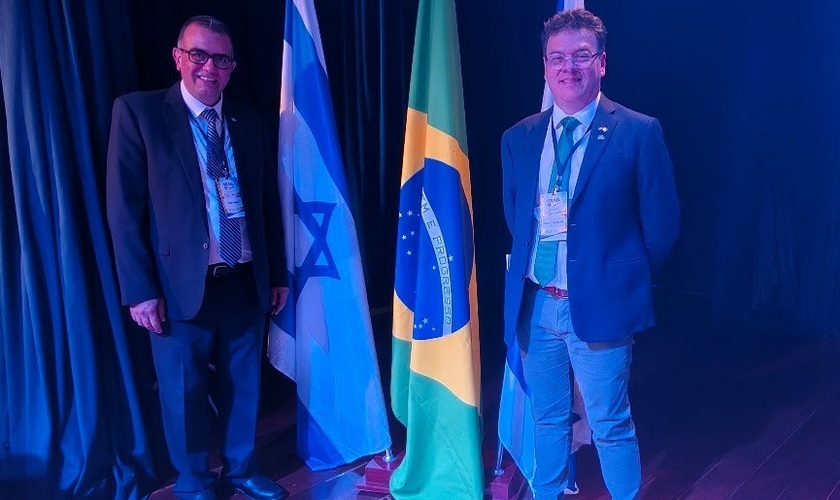 Da esquerda para a direita, Yosef Penhos, diretor regional do Ministério do Turismo de Israel para Espanha e América Latina, e Paulo C. Barbosa, diretor do órgão para o Brasil. (Foto: Silas Anastácio)