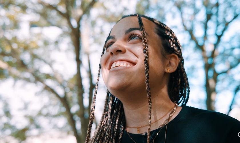 Caitlin recebeu a paz de Jesus. (Foto: Reprodução/YouTube/De Wegwijzer Almere).