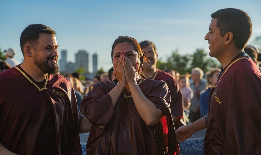 Mulher se emociona após batismo na igreja Más que Vencedores, no Paraguai. (Foto: MQV)