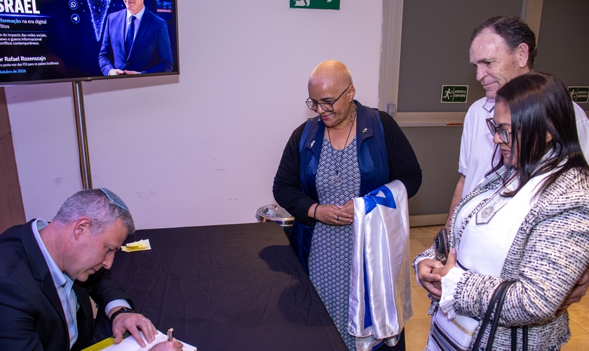 Major Rafael Rozenszajn autografa seu livro durante encontro na Hebraica, em São Paulo. (Foto: Nathalie Zveibil Coifman/Nathi.Photos)