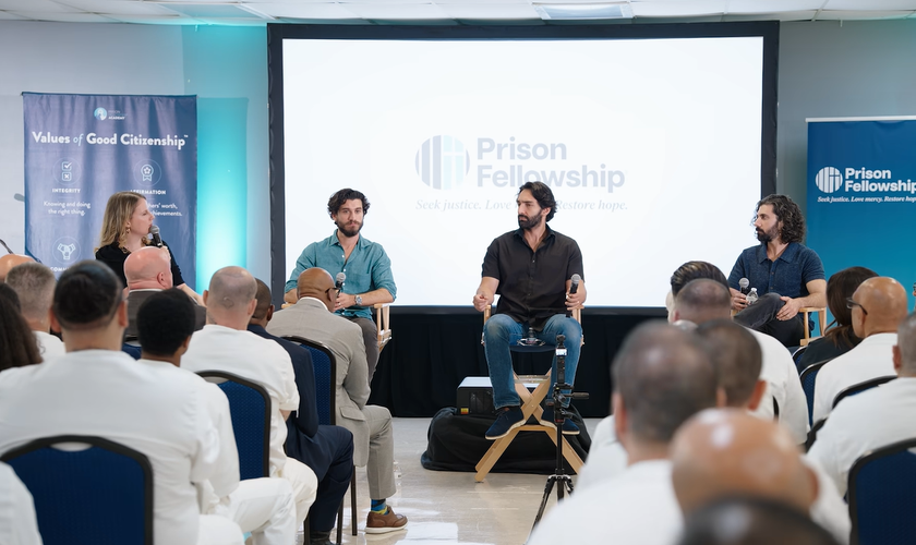 Noah, Abe Bueno-Jallad e George conversaram com os detidos em uma prisão no Texas. (Foto: Reprodução/YouTube/Prison Fellowship)