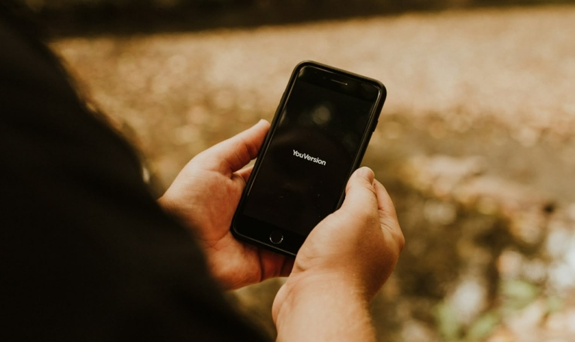 Igrejas poderão criar aplicativos com tecnologia da YouVersion. (Foto: Reprodução/Unsplash/Priscilla Du Preez)