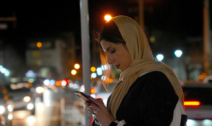 Cristãos iranianos encontram nos cultos online uma forma de fortalecer a fé em meio à perseguição. (Foto representativa: Rafiee Artist/Unsplash)