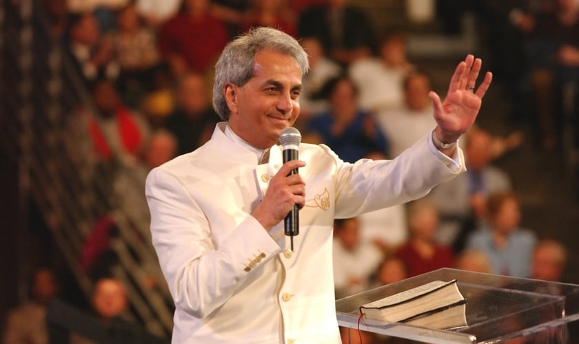 Benny Hinn, um dos pregadores mais conhecidos mundialmente, durante um de seus sermões.
